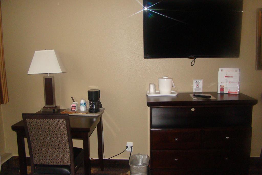 Stonebridge Hotel Fort Mcmurray Δωμάτιο φωτογραφία